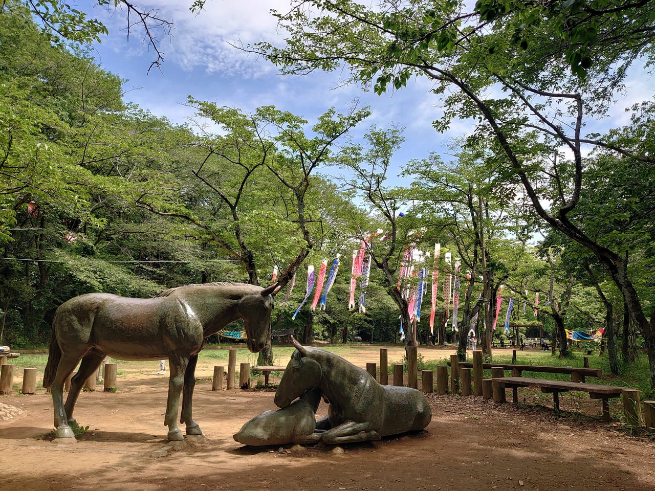 貝柄山公園鯉のぼり_野馬の親子像