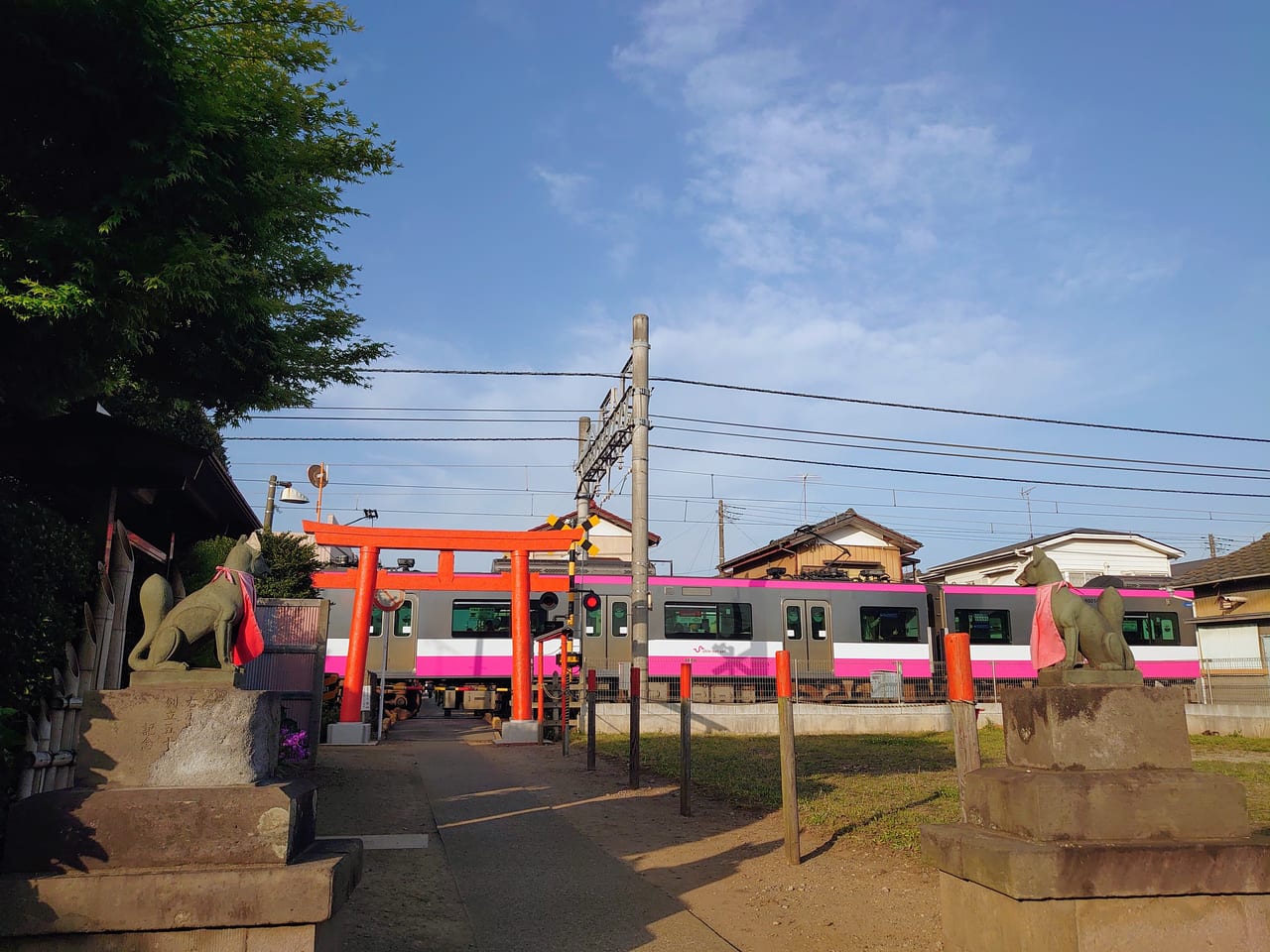 右京塚神社_拝殿側から見た電車