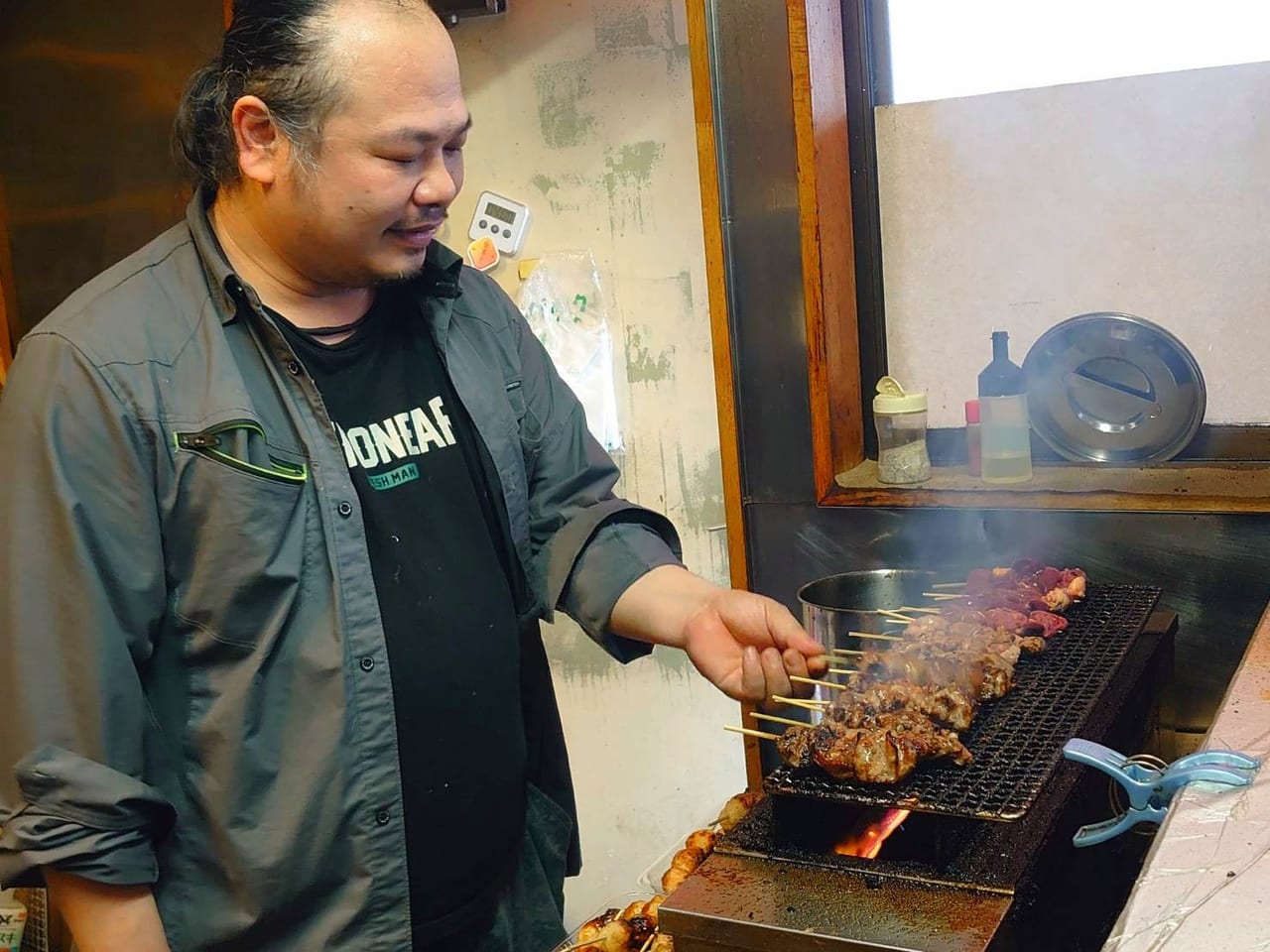 へそまがり_焼いているところ