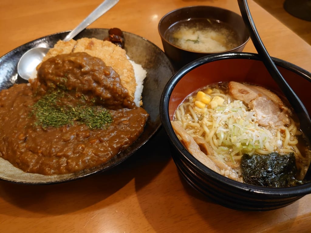 ふるたちばな_カツカレーと醤油ラーメンハーフ