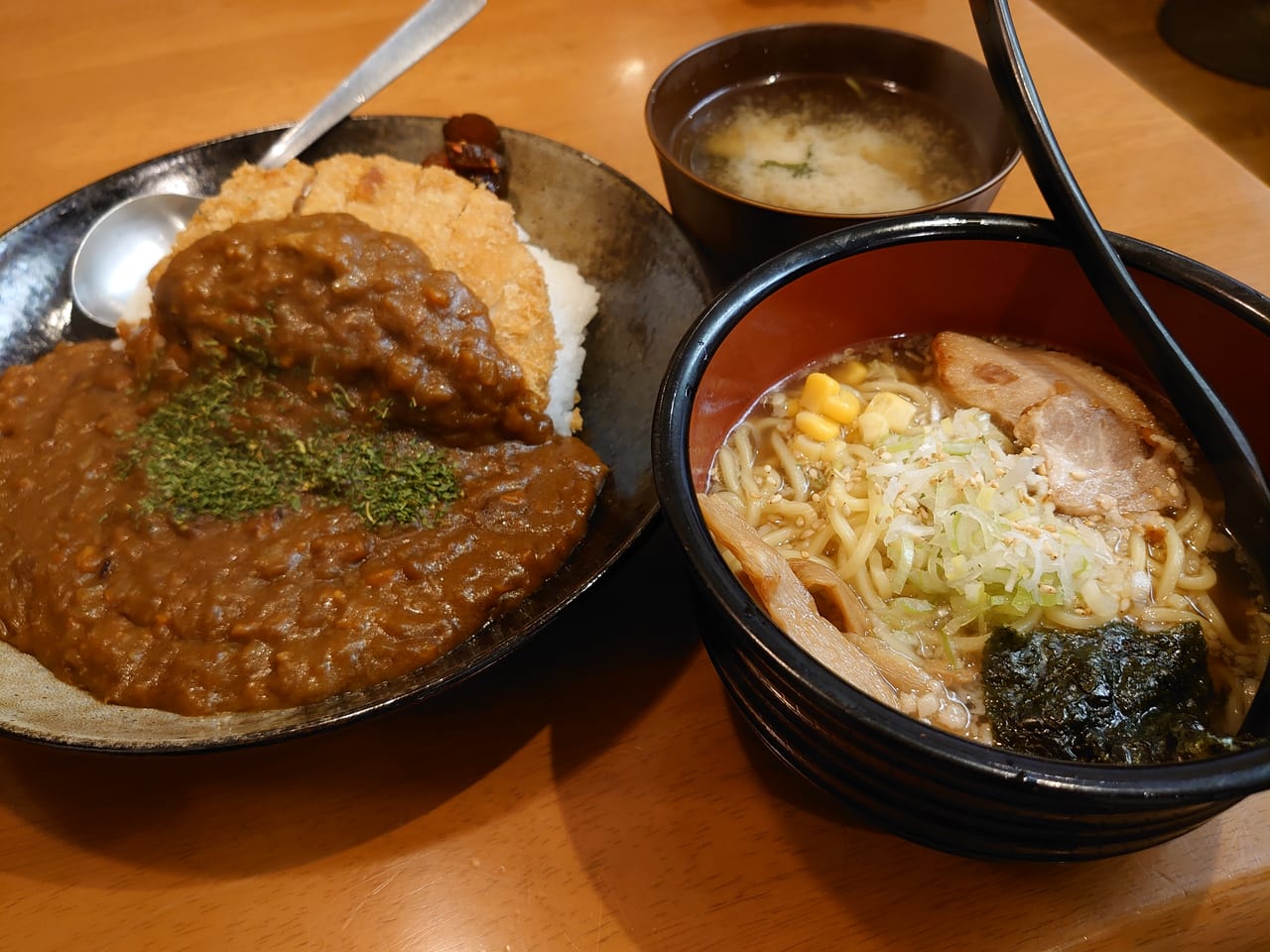 ふるたちばな_カツカレーと醤油ラーメンハーフ