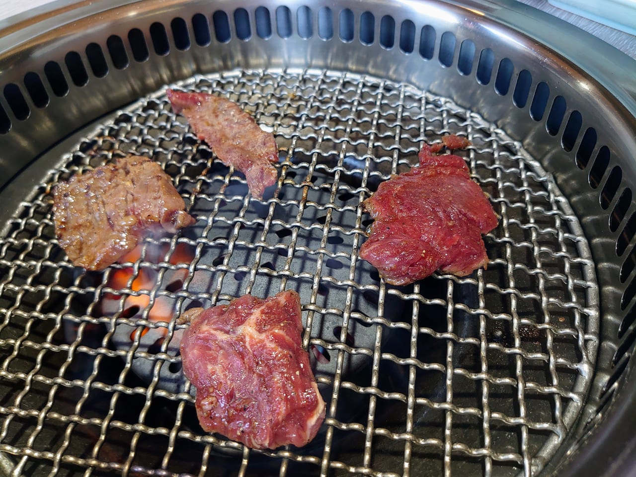 一楽_肉焼いている