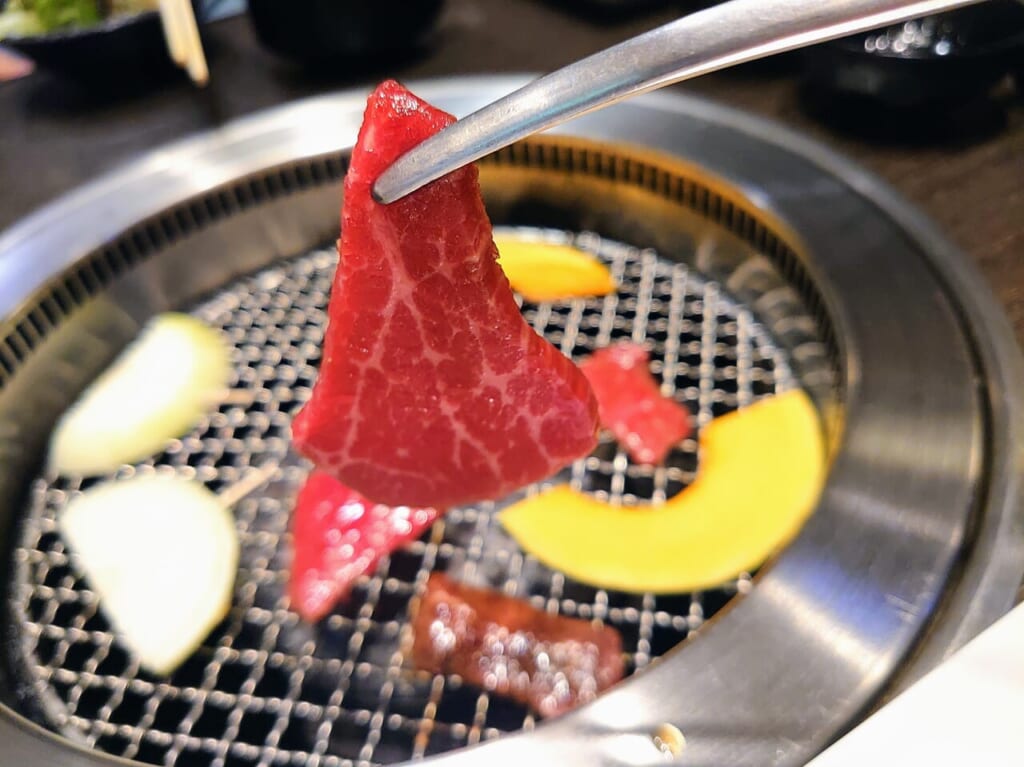 京城苑木下_肉焼く