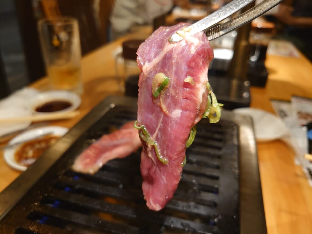 焼肉権助モア_肉焼く