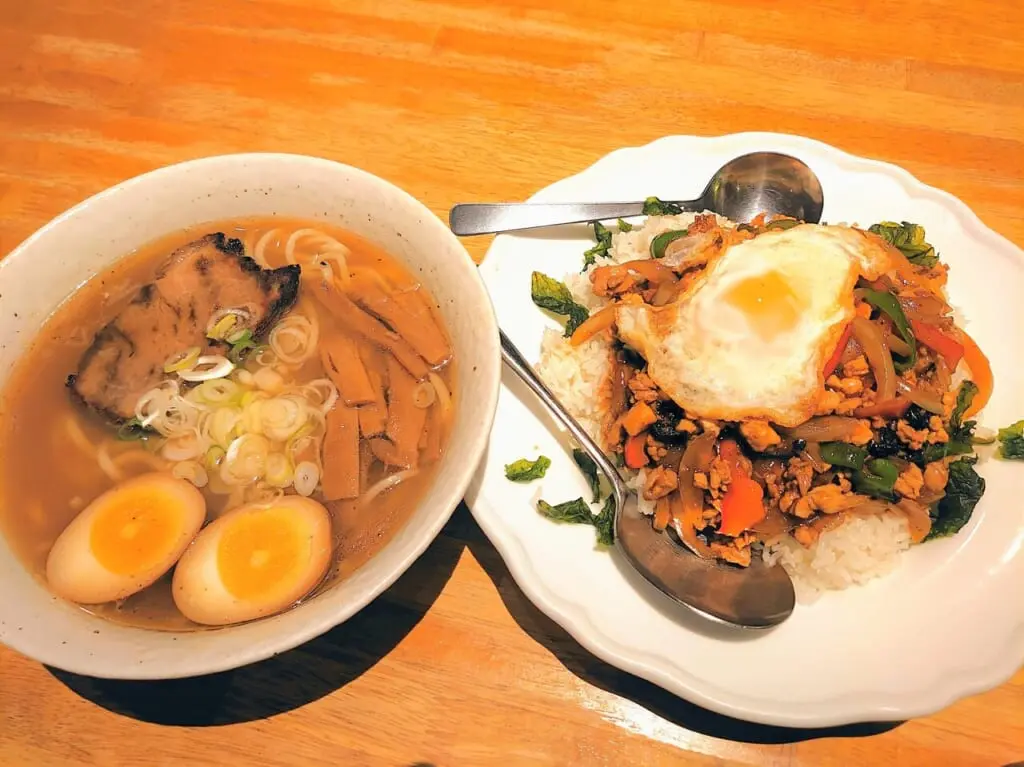 博士ラーメン２_ラーメンとガパオライス