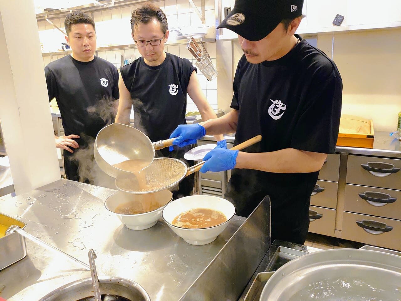 ラーメン修_スープ濾す