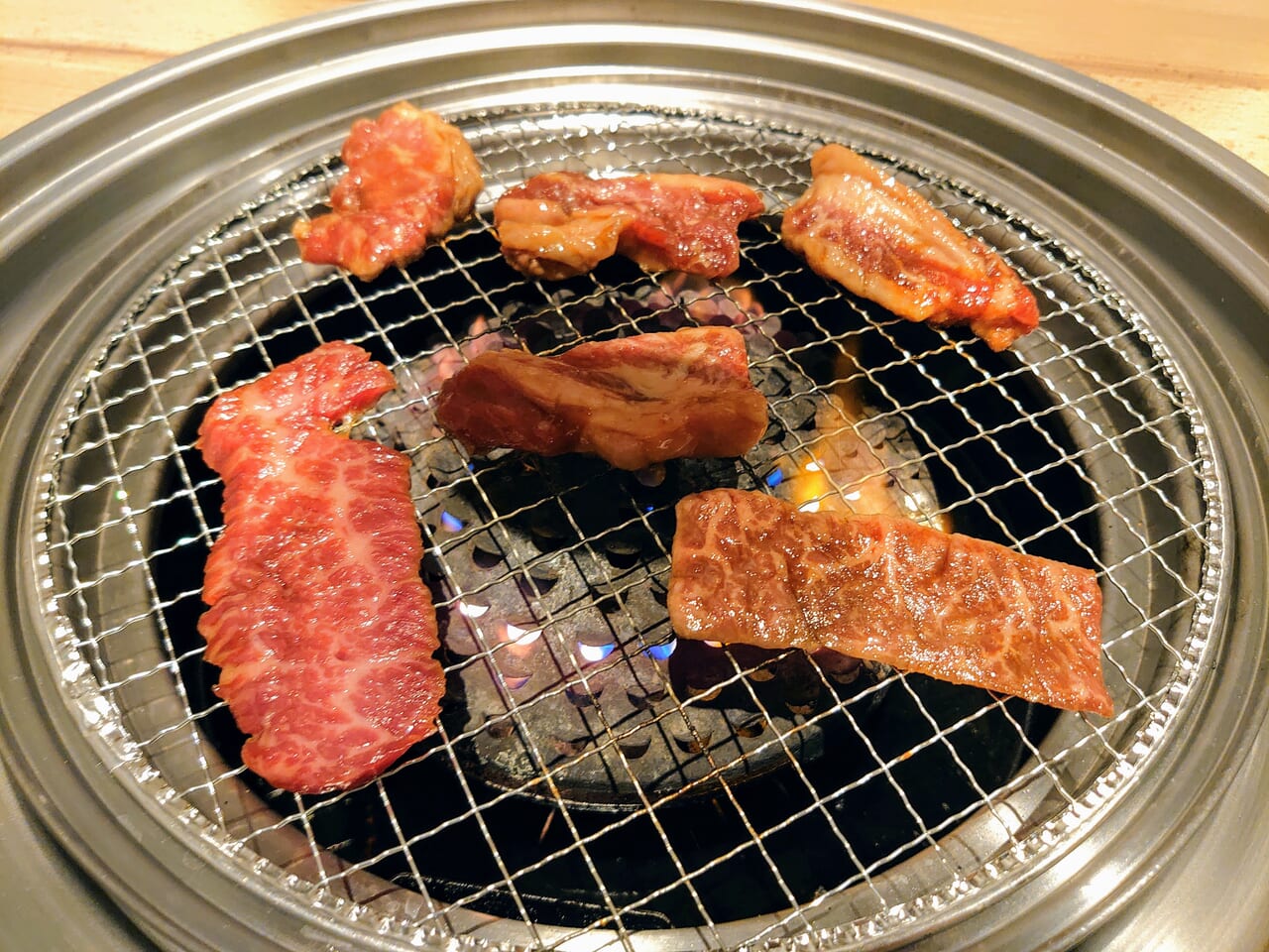 くいどん鎌ヶ谷_肉焼く