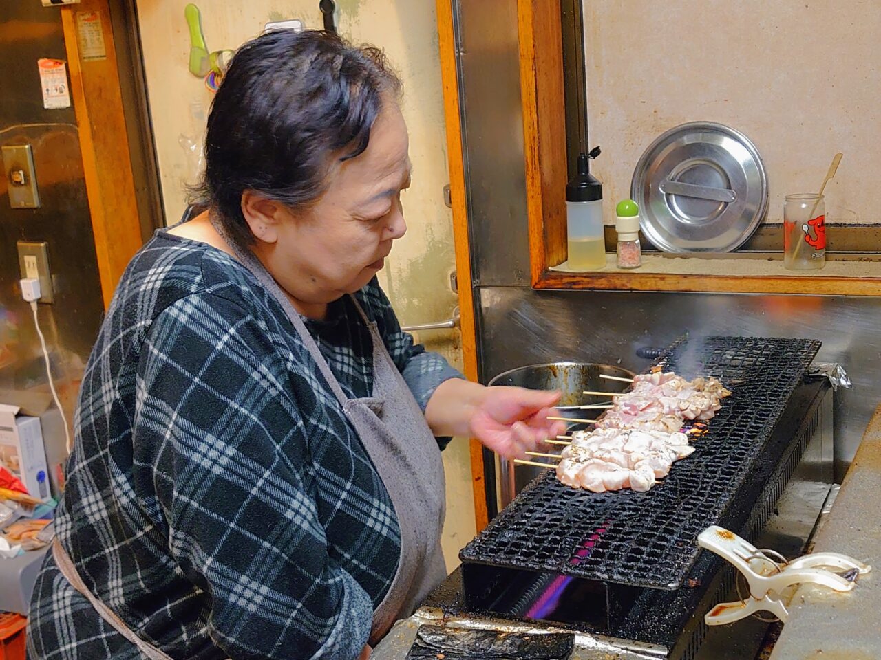 へそまがり2024_焼いてる