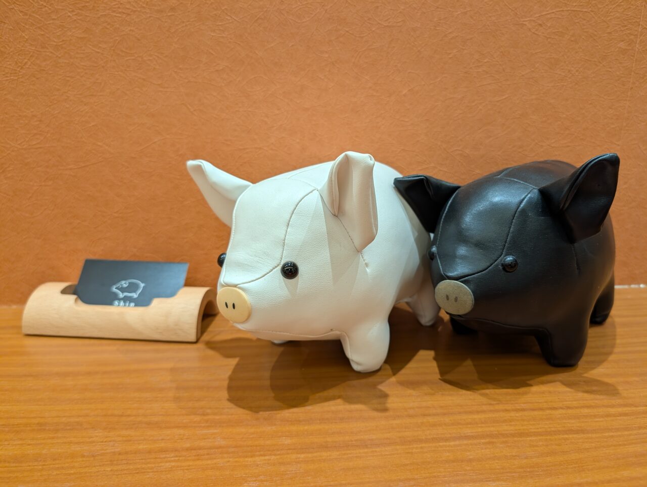 匠とんかつ心_豚置き物