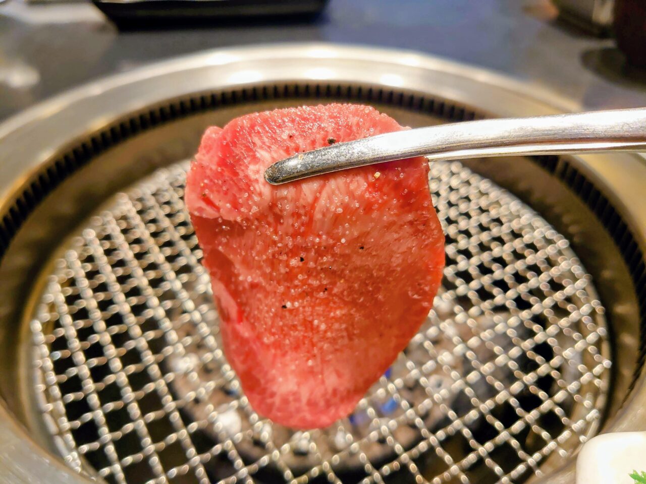 京城苑千葉NT店2025_肉焼く1