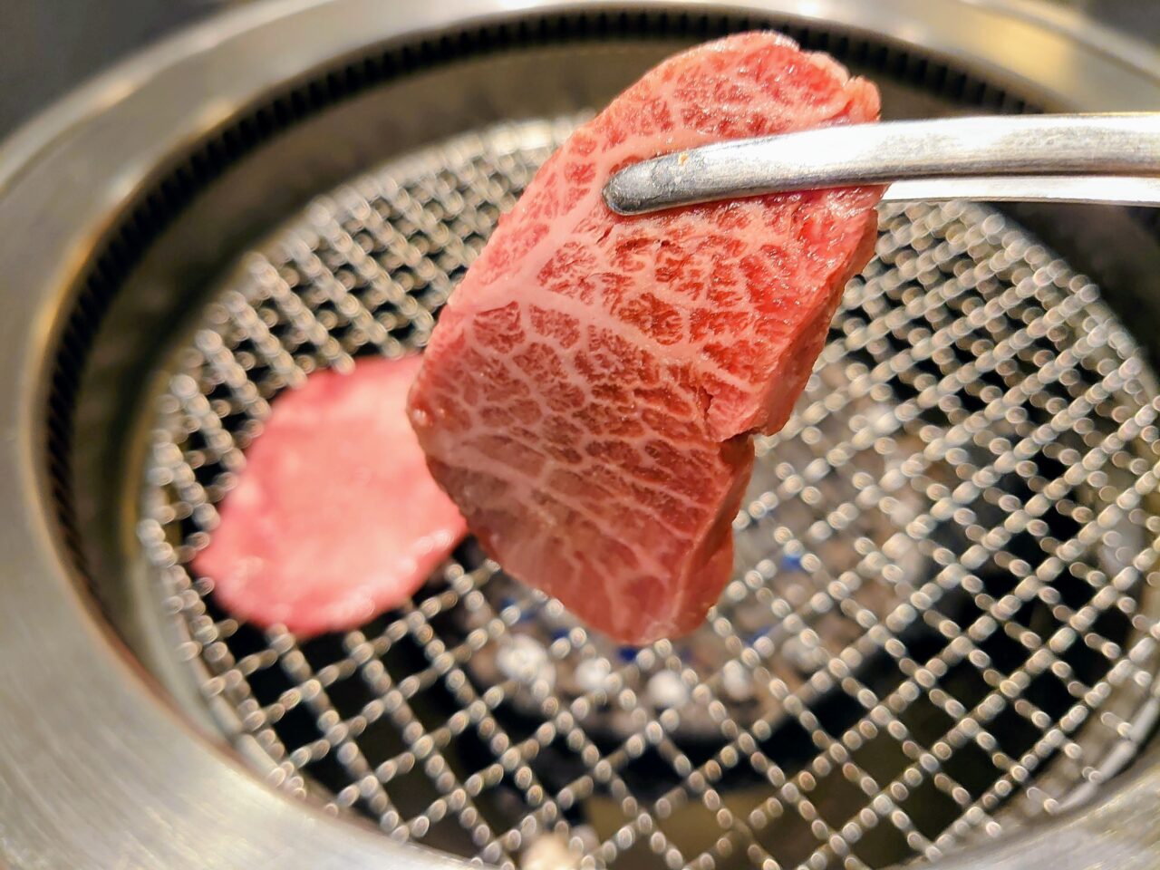 京城苑千葉NT店2025_肉焼く2