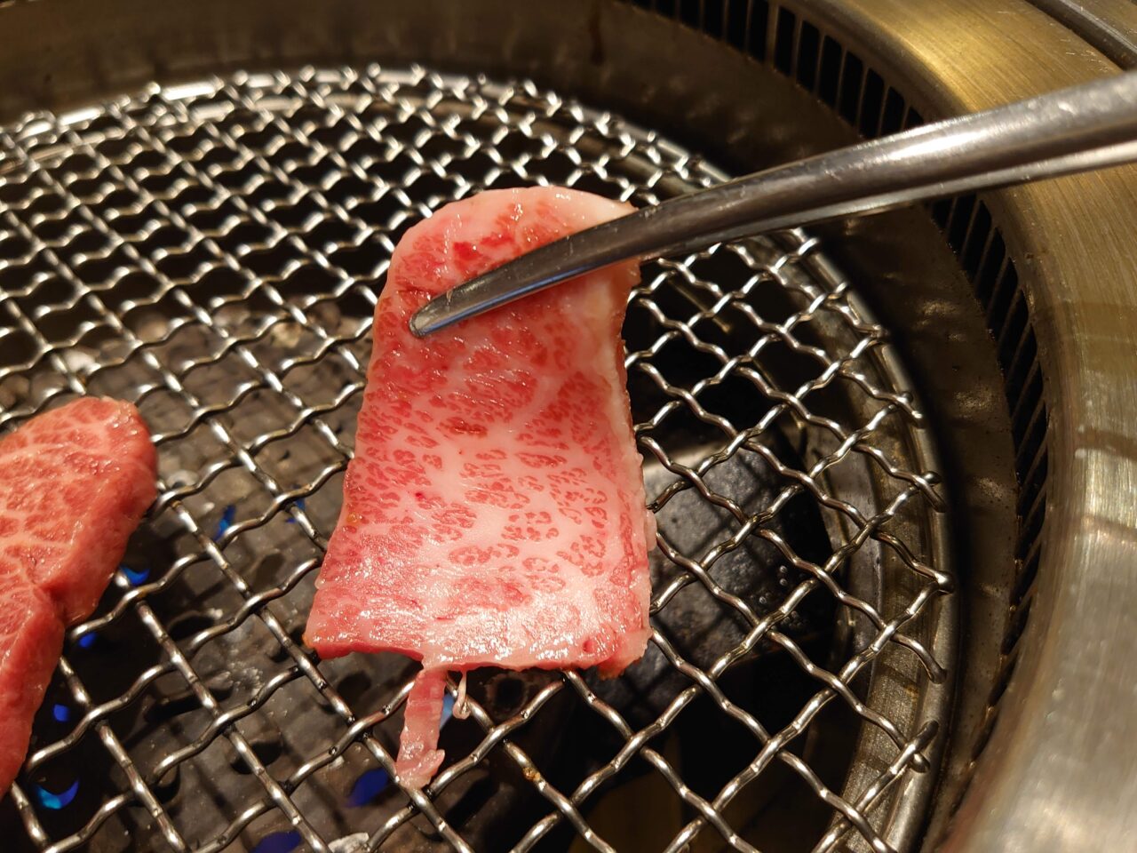 京城苑千葉NT店2025_肉焼く3