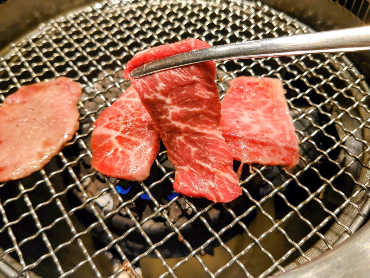 京城苑千葉NT店2025_肉焼く4