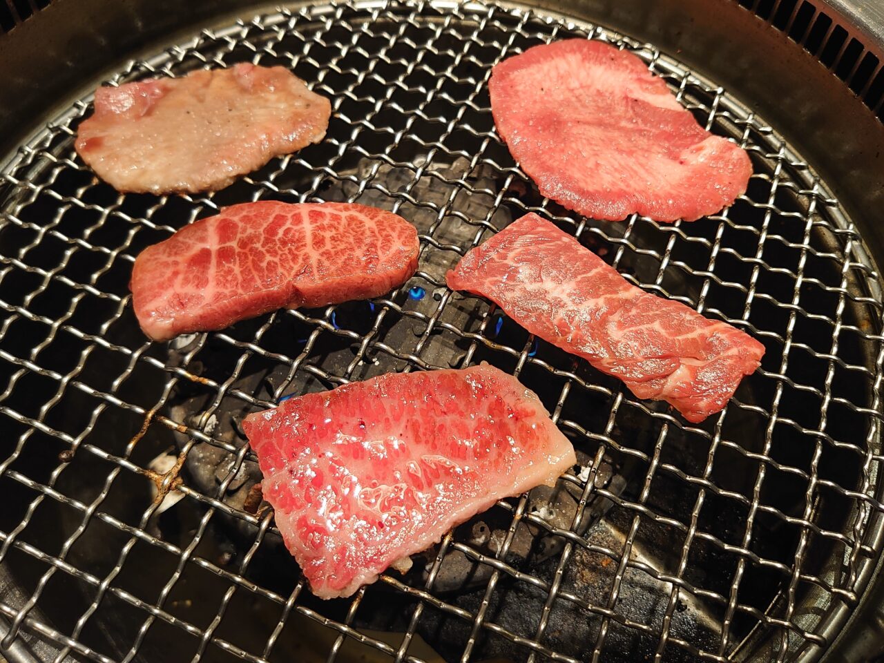 京城苑千葉NT店2025_肉焼く5