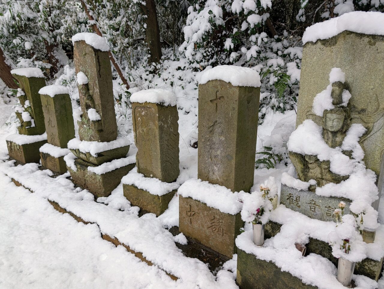 光堂の雪景2026年2月_庚申塔