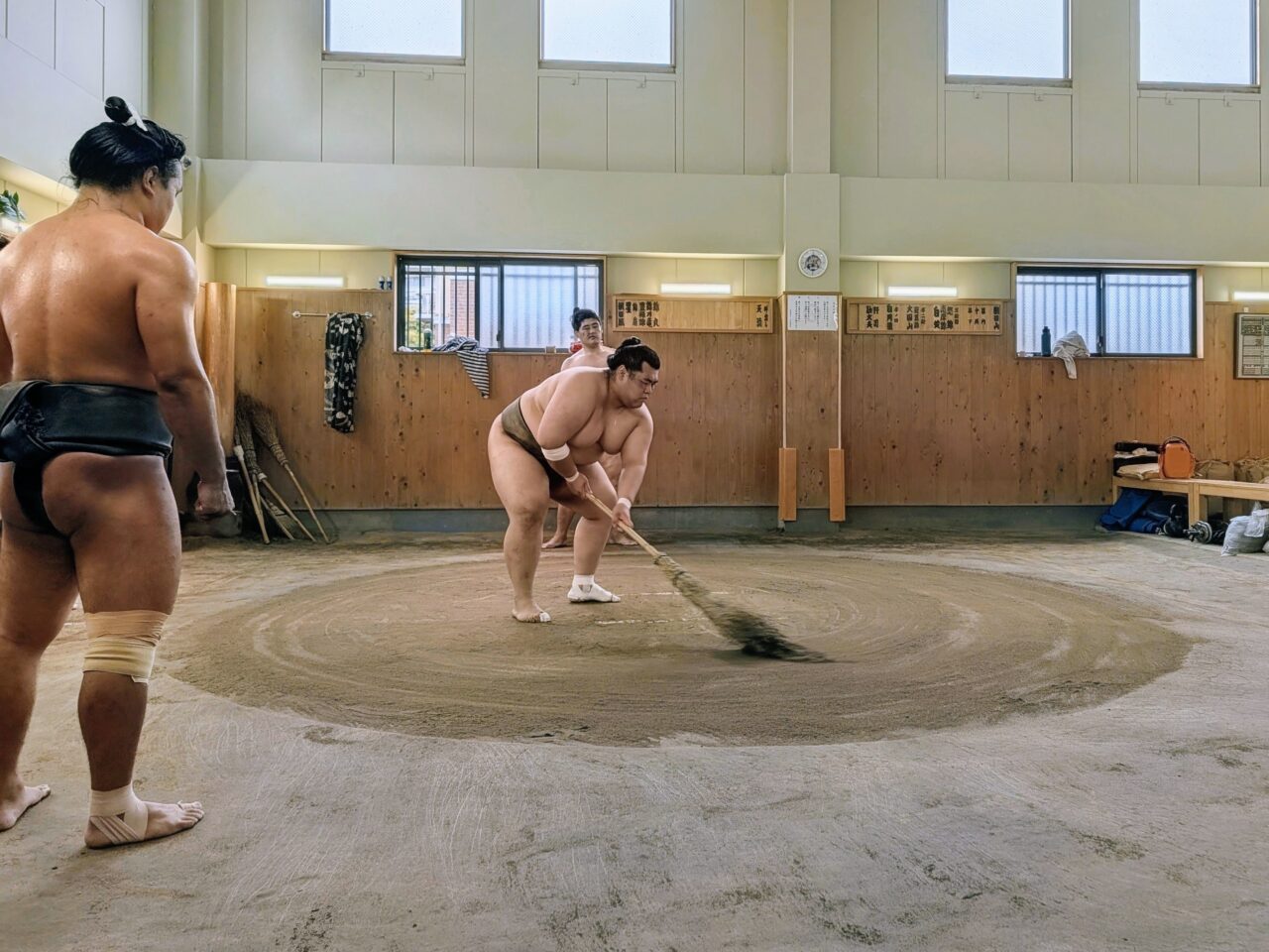 朝日山部屋稽古2026_土俵掃除1