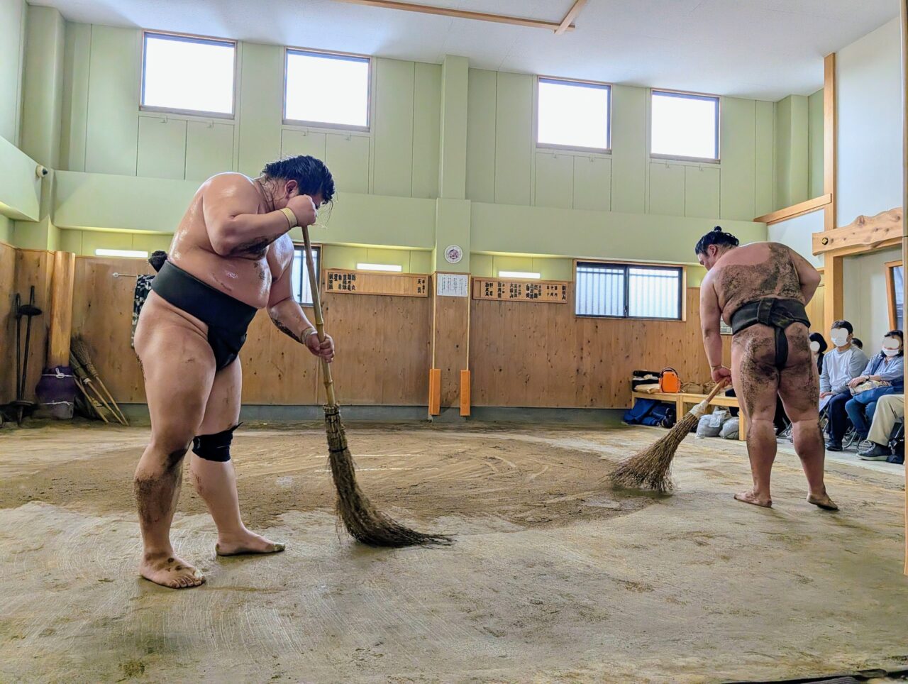 朝日山部屋稽古2026_土俵掃除2